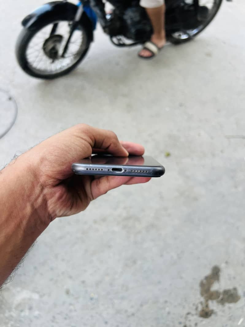 Apple iPhone 11 4