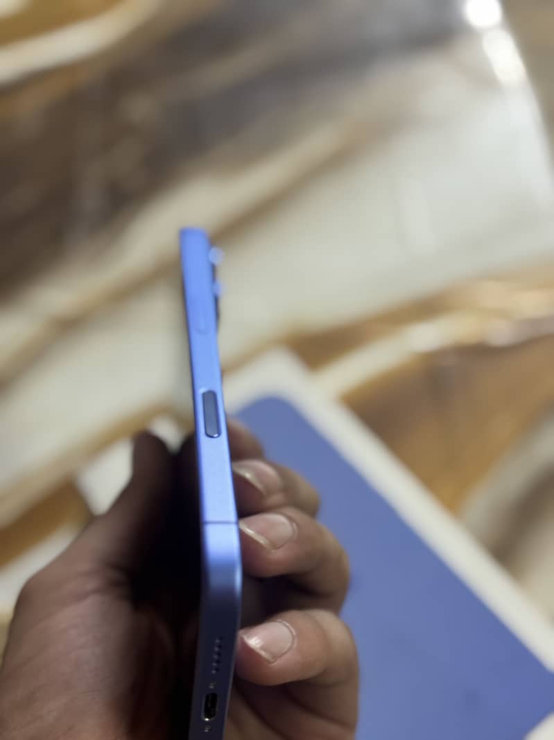 Apple iPhone 16 7