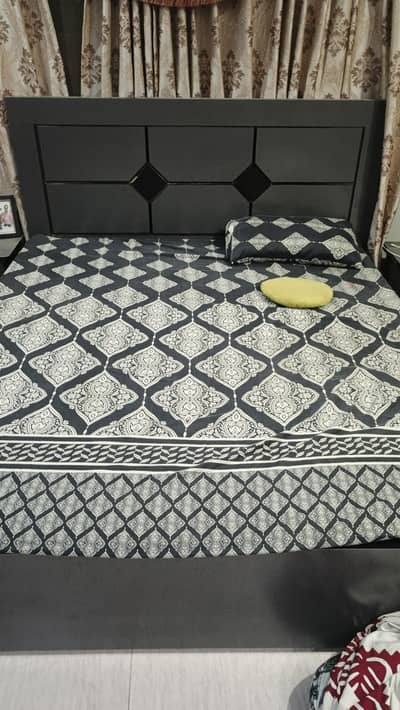selling wooden double bed with mattress