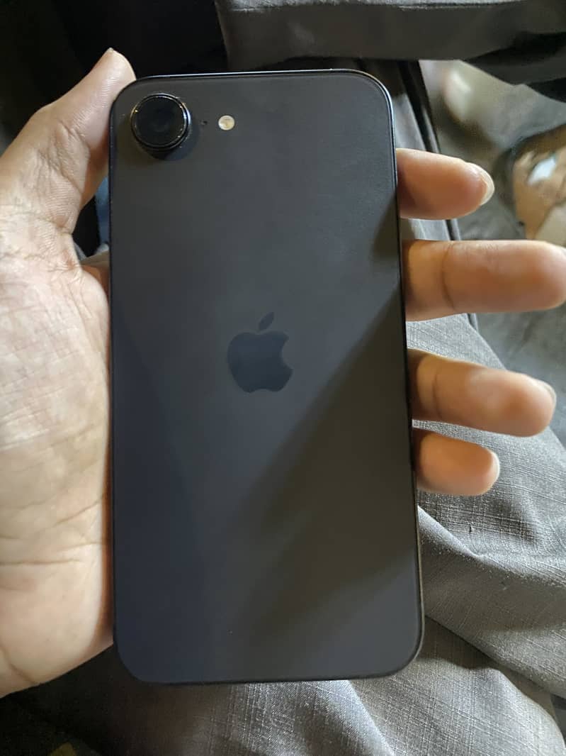 Apple iPhone 16e 2