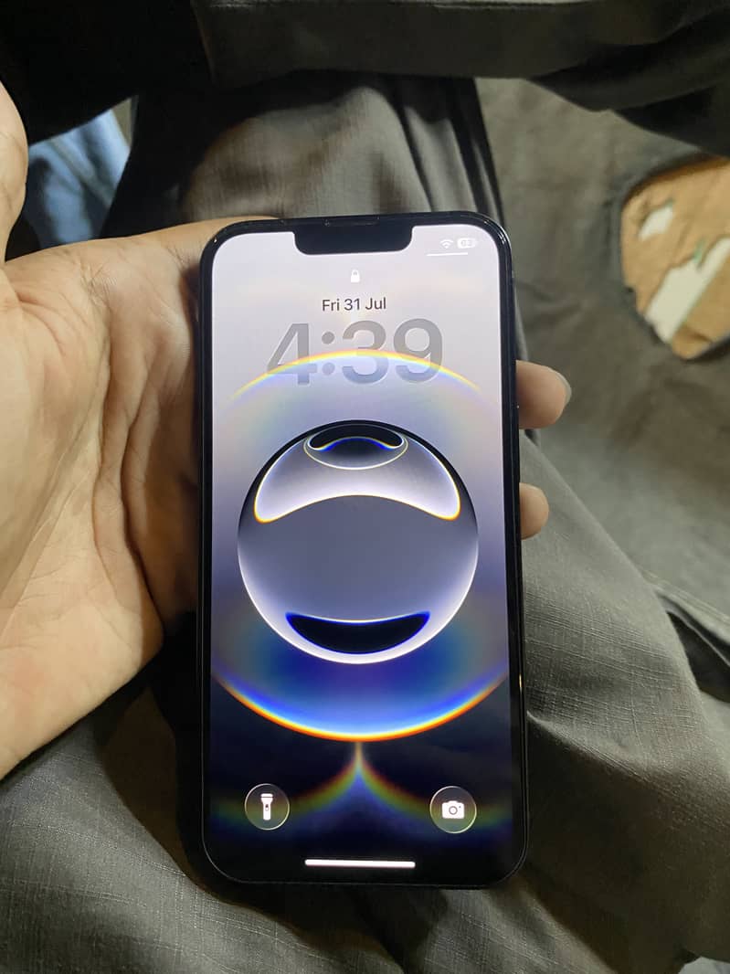 Apple iPhone 16e 3