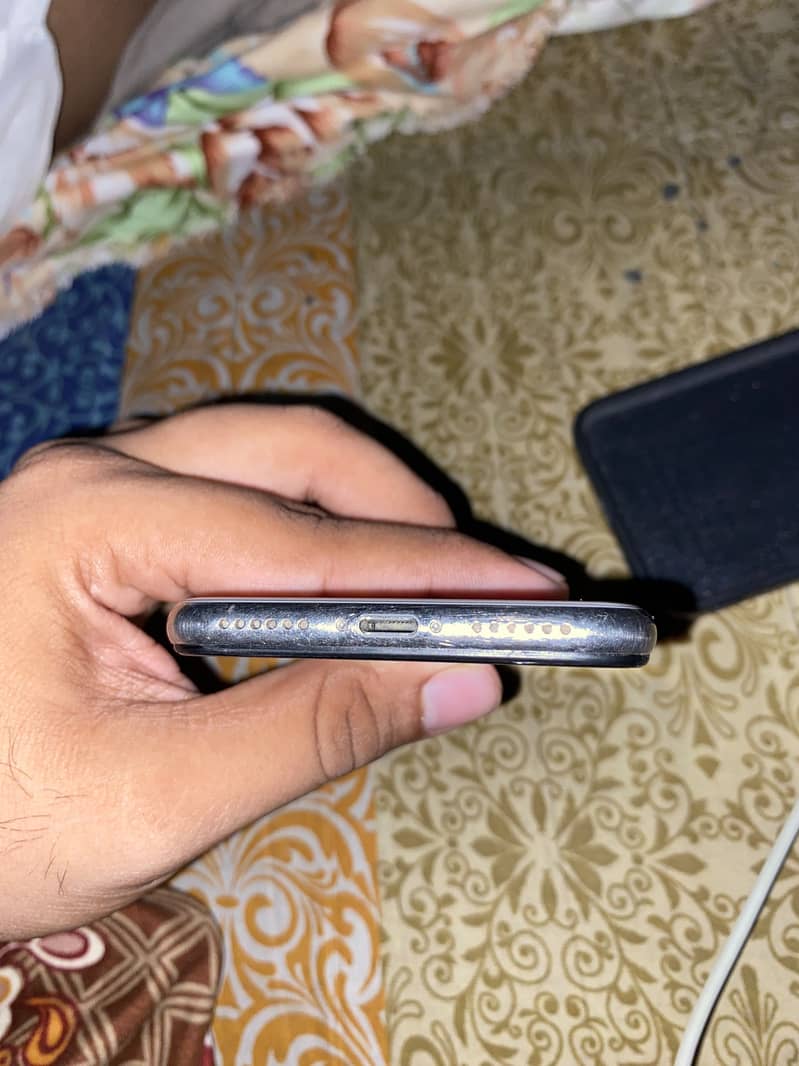 Apple iPhone X 4