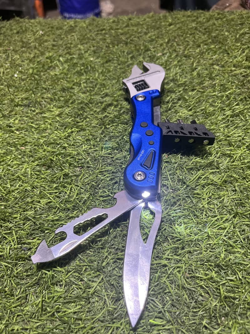  Pocket Multi-Tool with Torch 0
