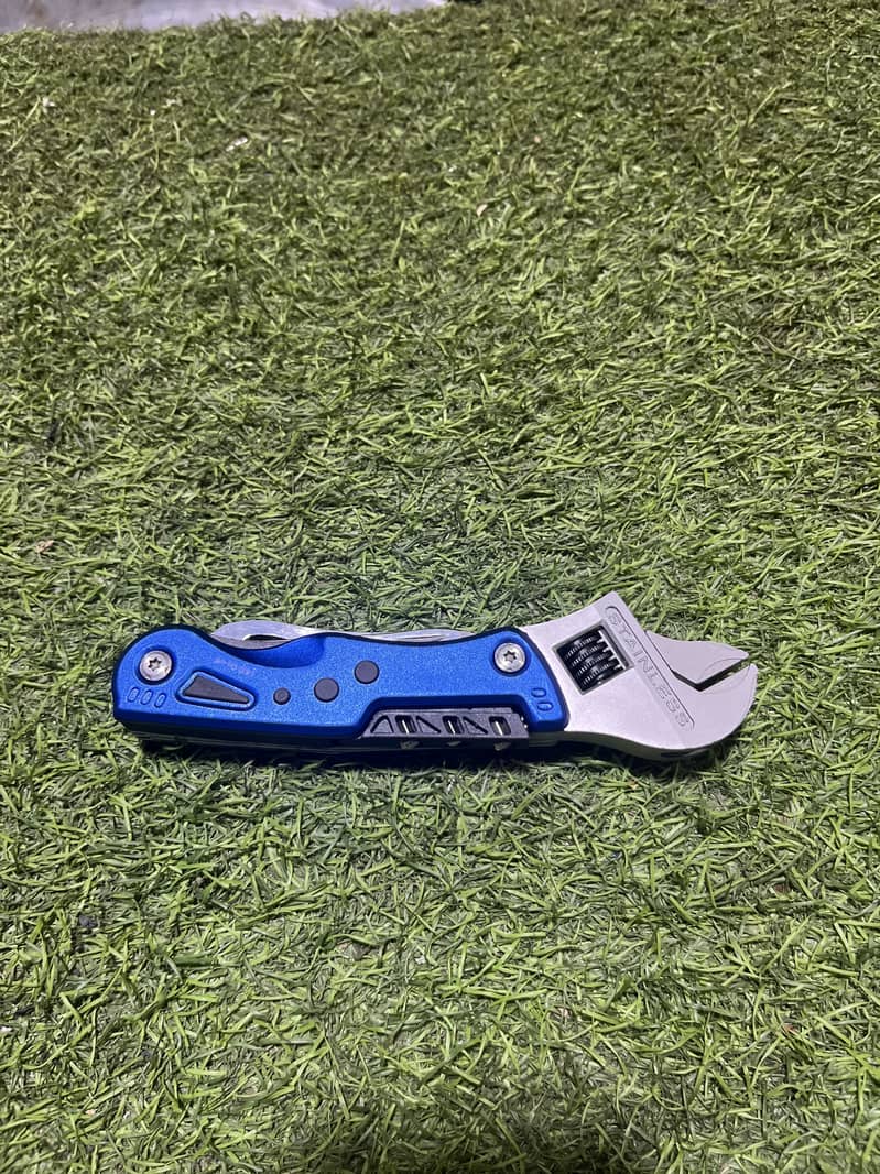  Pocket Multi-Tool with Torch 3