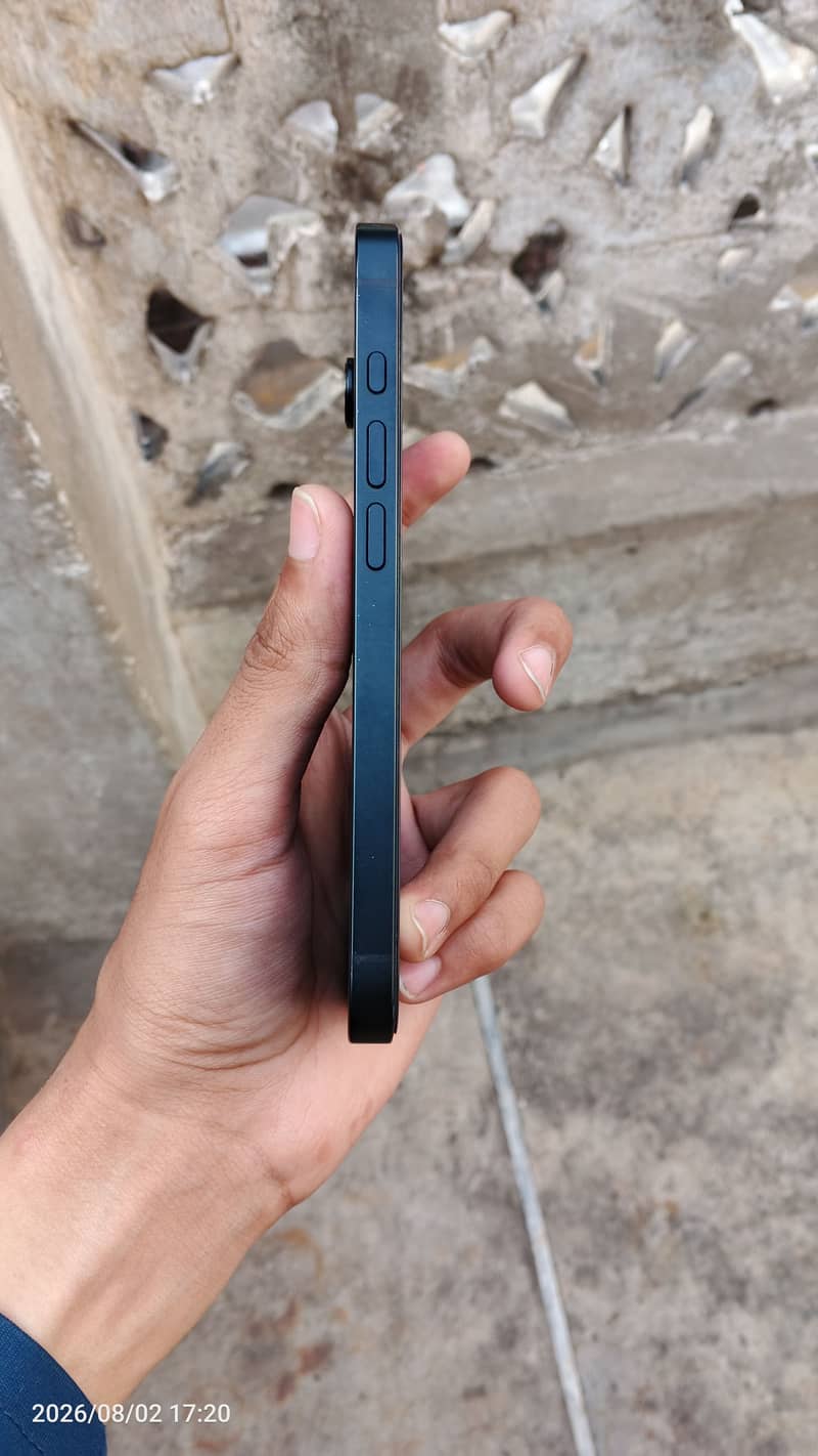 Apple iPhone 16e 1
