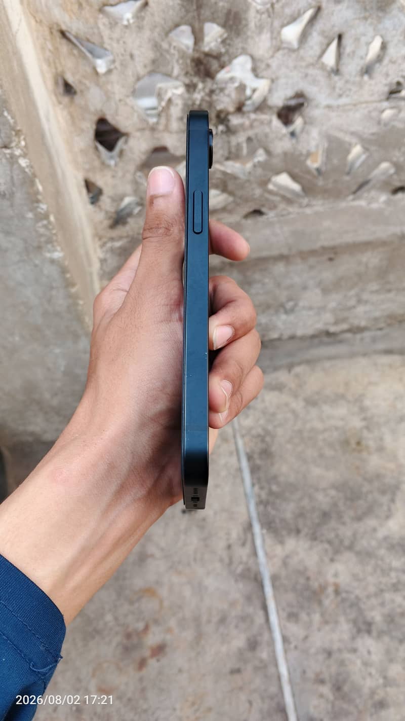 Apple iPhone 16e 2