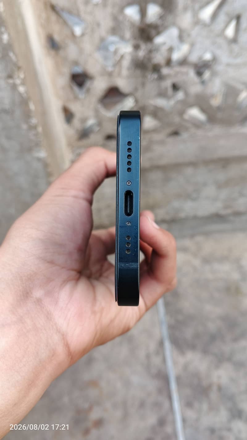 Apple iPhone 16e 3