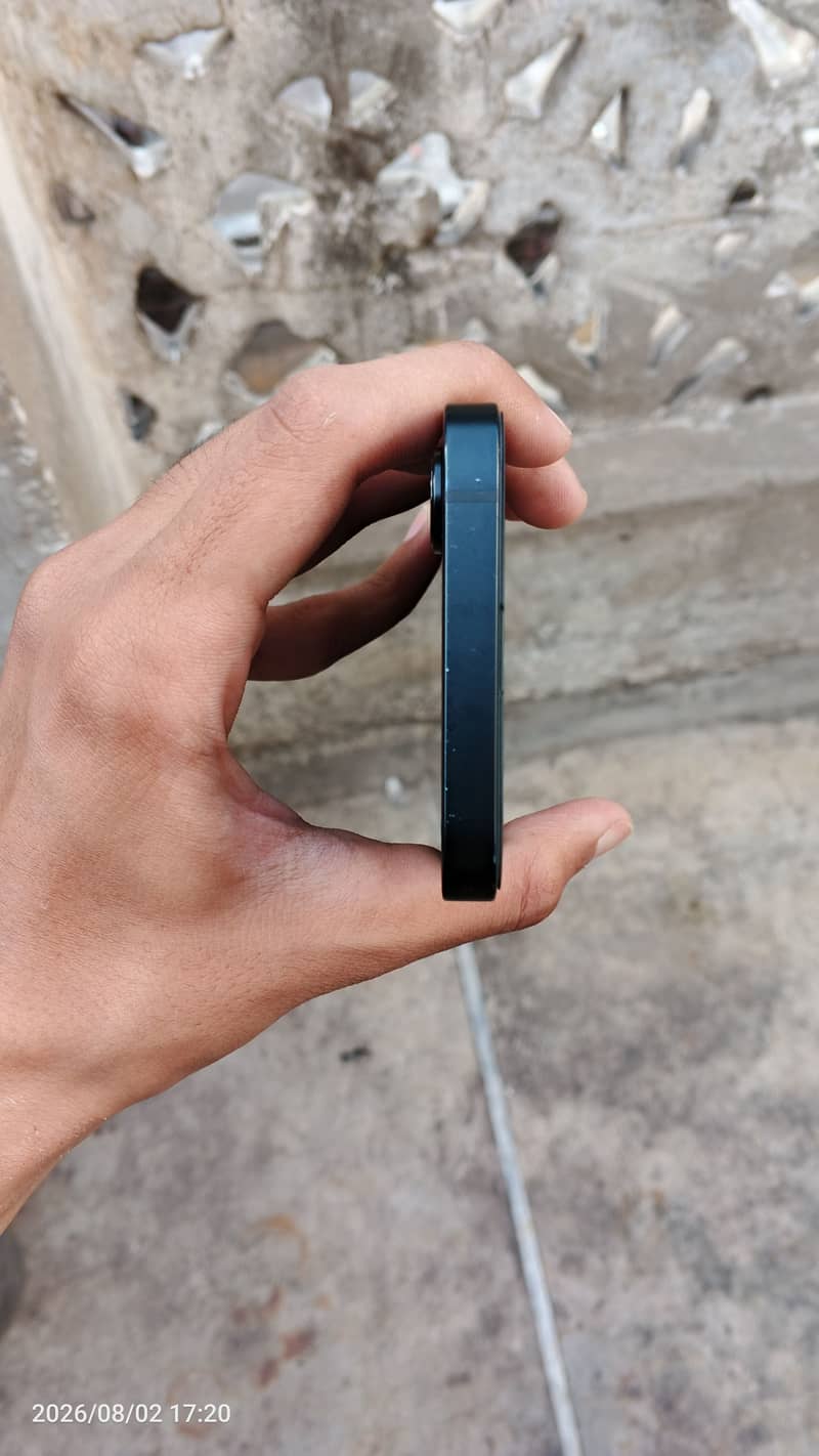 Apple iPhone 16e 4