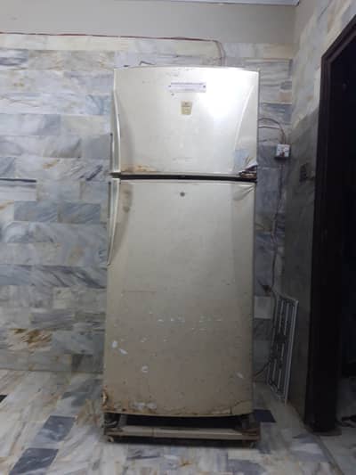 assalamualikum Iam selling my Dawlance full size fridge