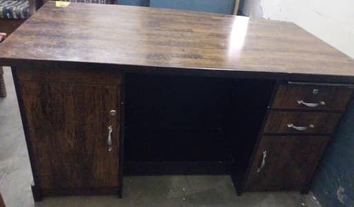 5×3 ft Office Table with Lockable Drawer – Excellent Condition