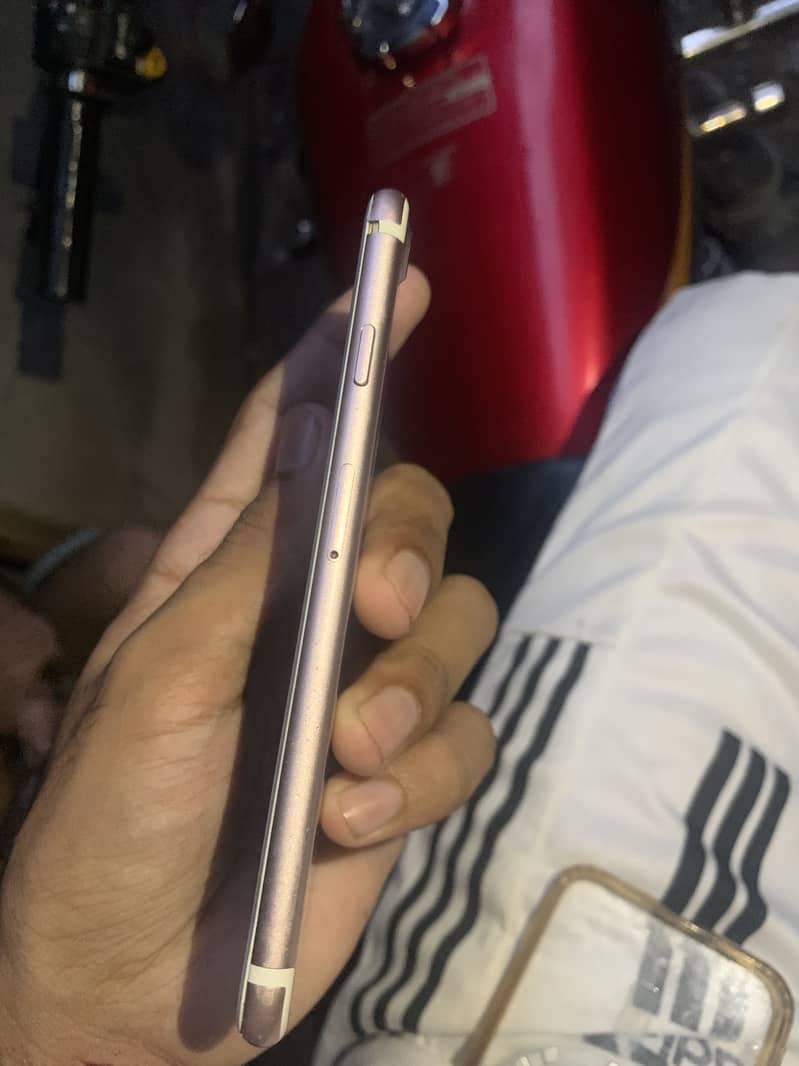 Apple iPhone 7 1