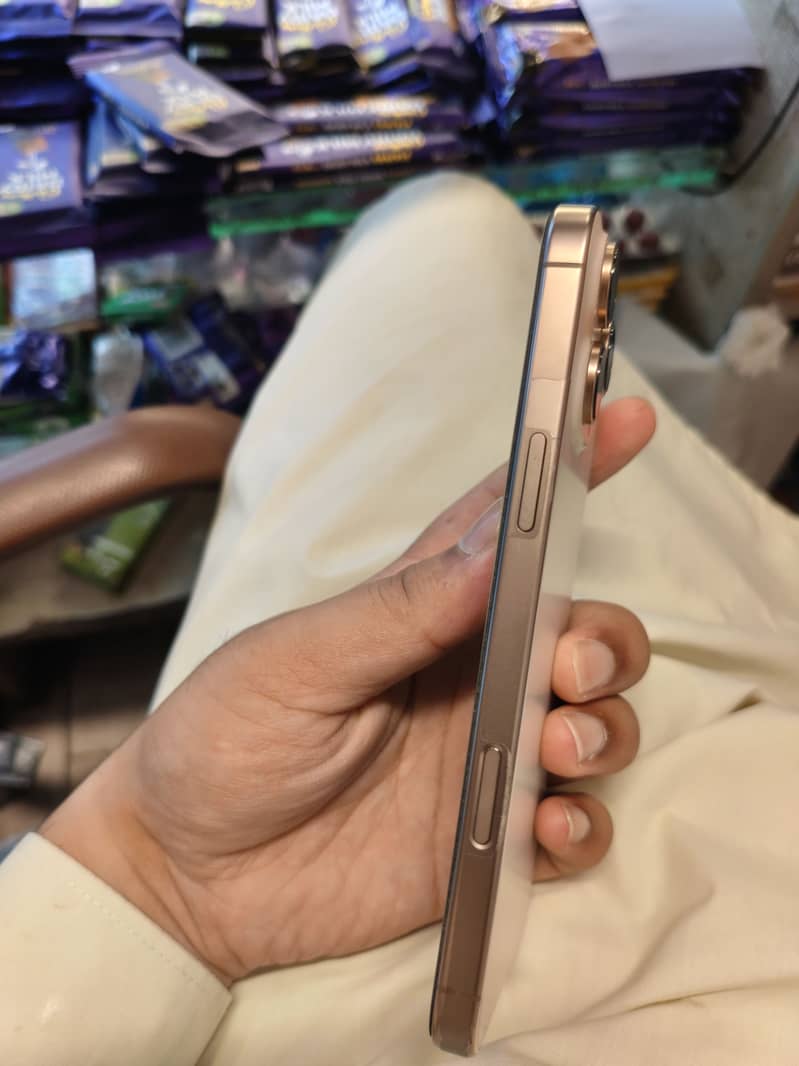 Apple iPhone 16 Pro Max 0