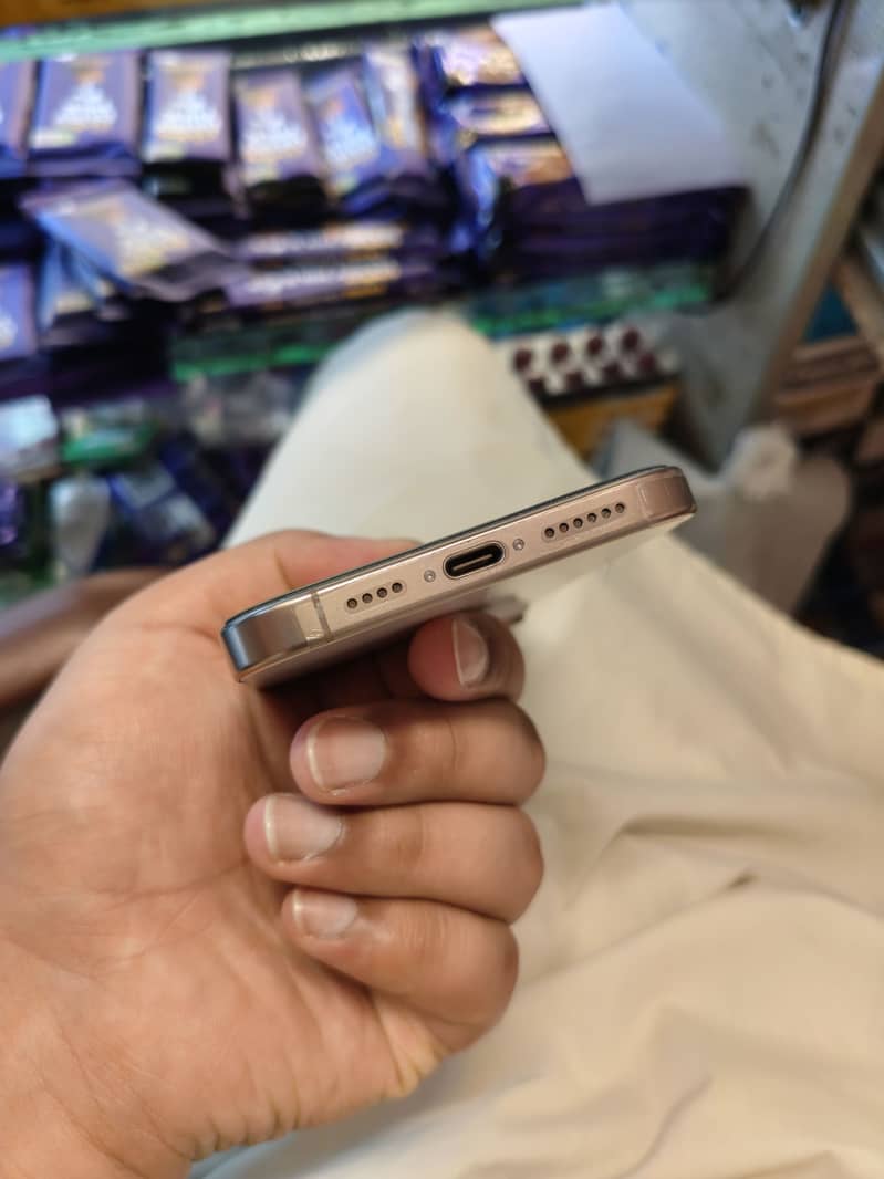 Apple iPhone 16 Pro Max 4