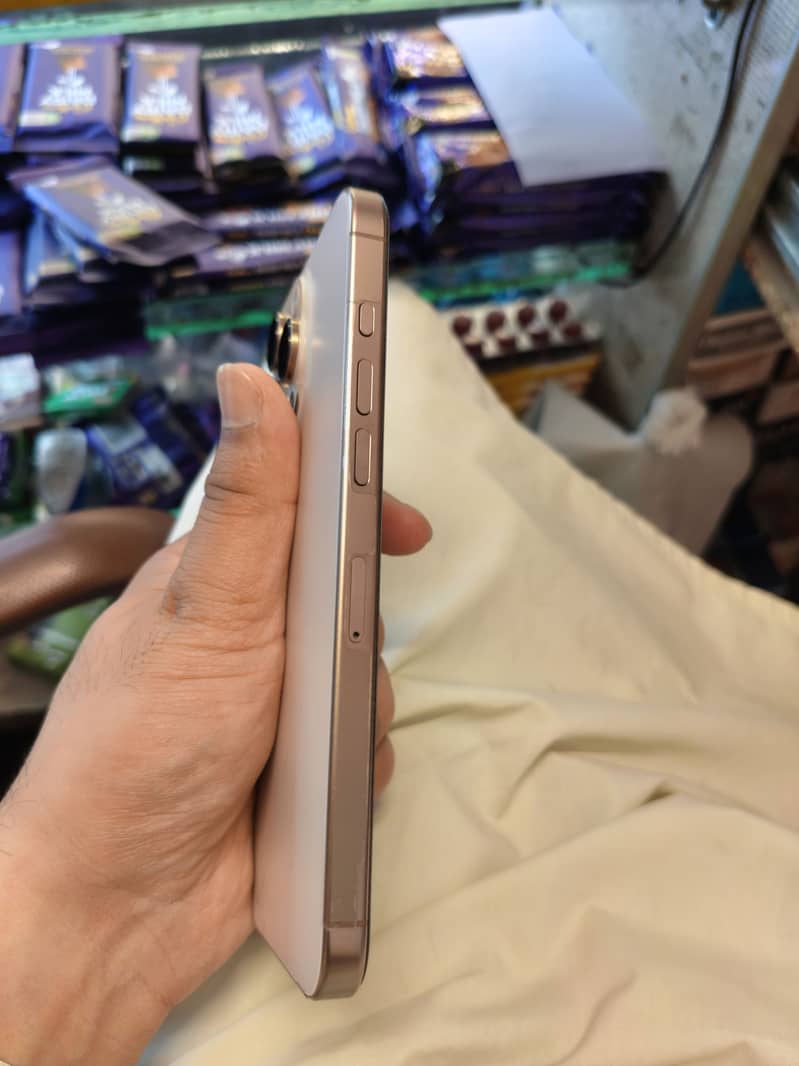 Apple iPhone 16 Pro Max 6
