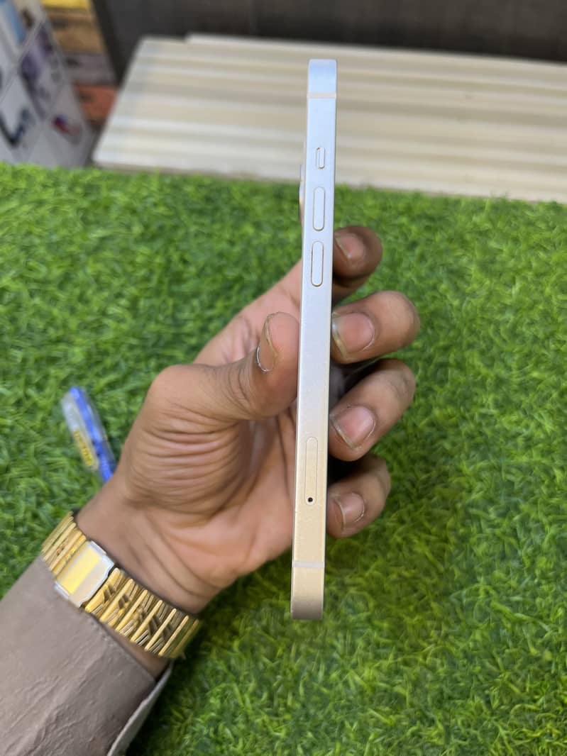 Apple iPhone 13 1