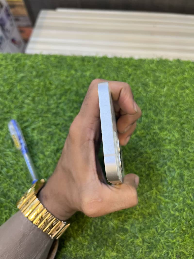 Apple iPhone 13 2