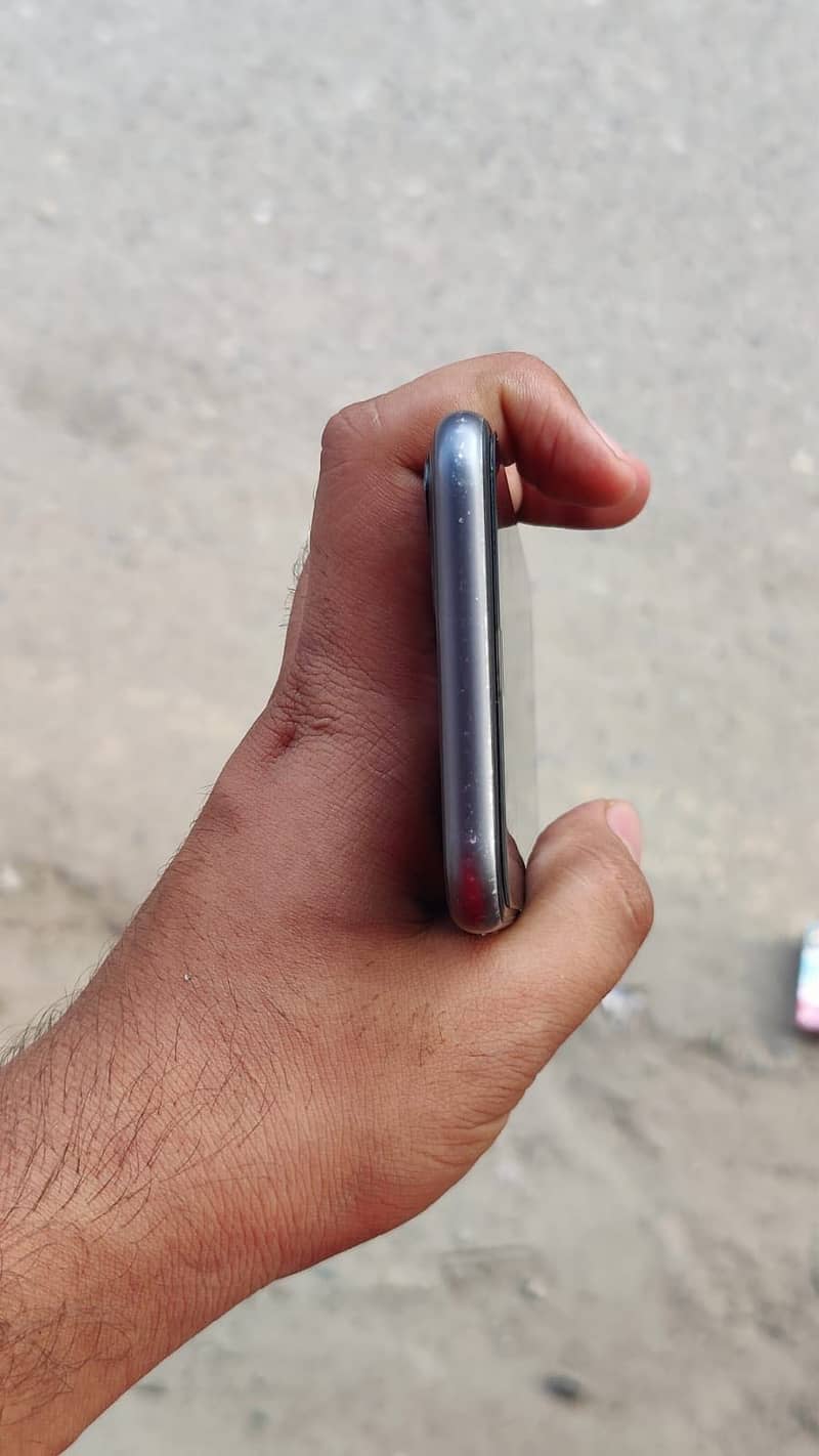 Apple iPhone 11 3