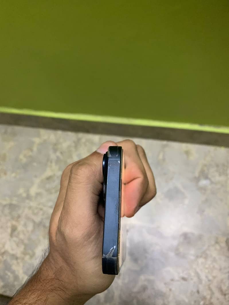 Apple iPhone 14 12