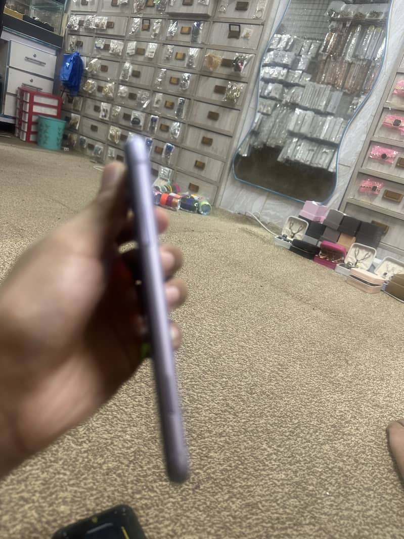 Apple iPhone 11 4