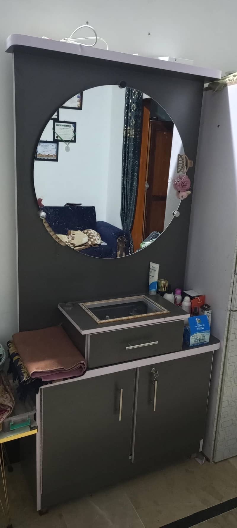 Gray dressing table 0