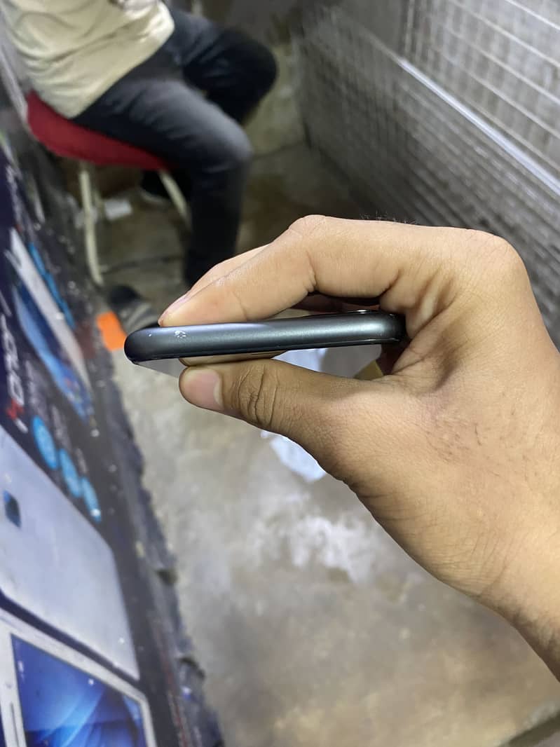 Apple iPhone 11 4