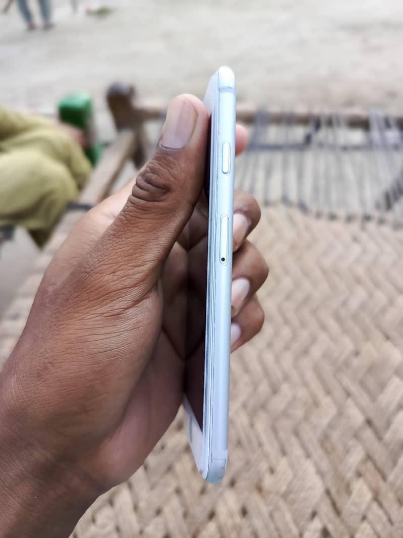 Apple iPhone 7 2