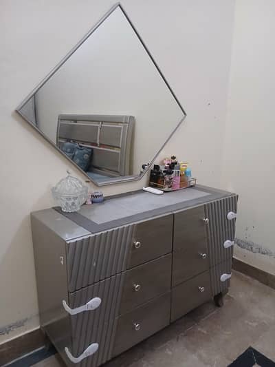bed with 2 side tables and a console