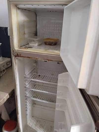 Dawlance Refrigerator. )urgent sale 15000  Contact num ( 03197720327 )