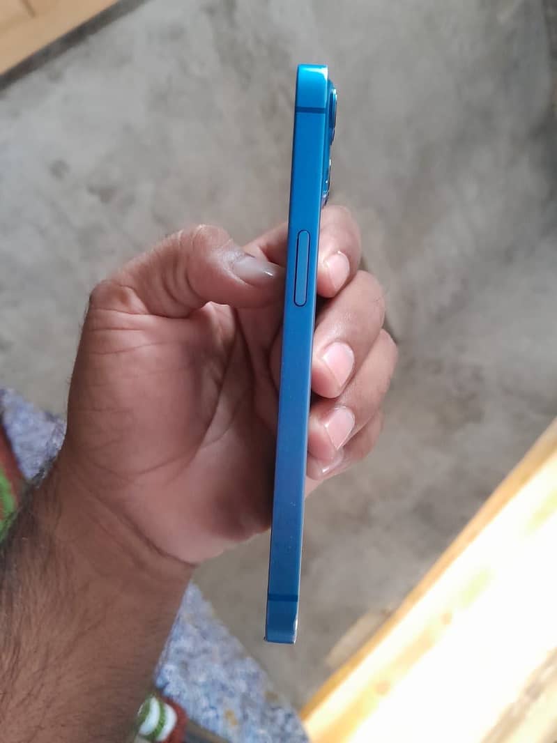 Apple iPhone 13 5
