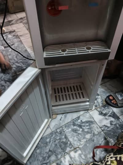 Dawlance water dispenser total new condition all ok and brand new .