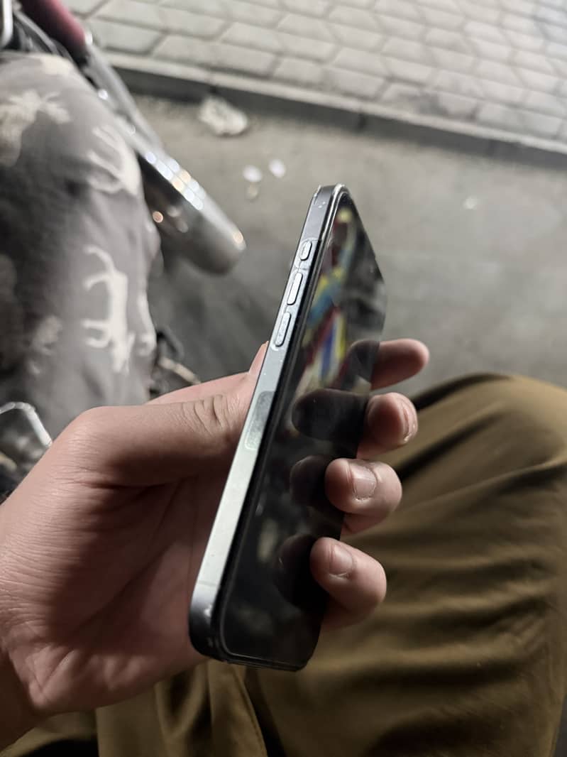 Apple iPhone 16 Pro 2