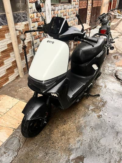 Electric scooty Evee S1
