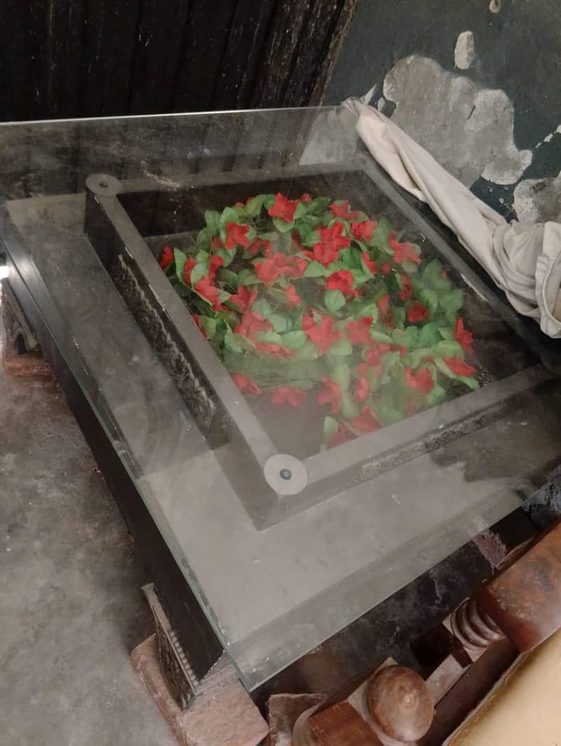 Almari aur Table 0