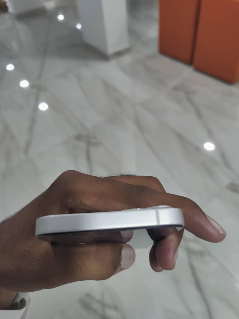 Apple iPhone 13 4