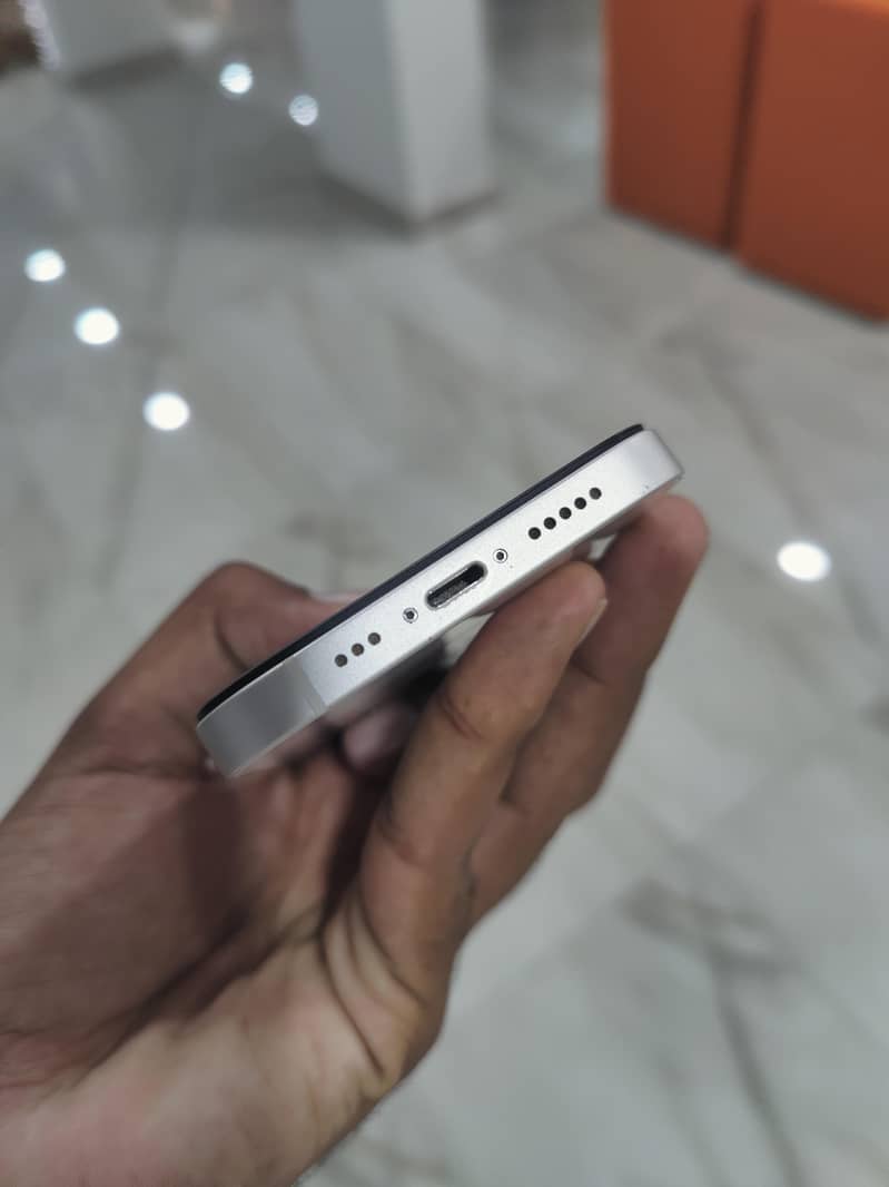 Apple iPhone 13 8
