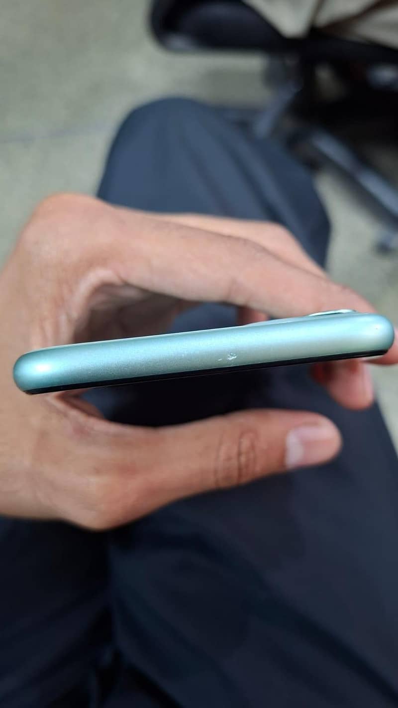 Apple iPhone 11 4