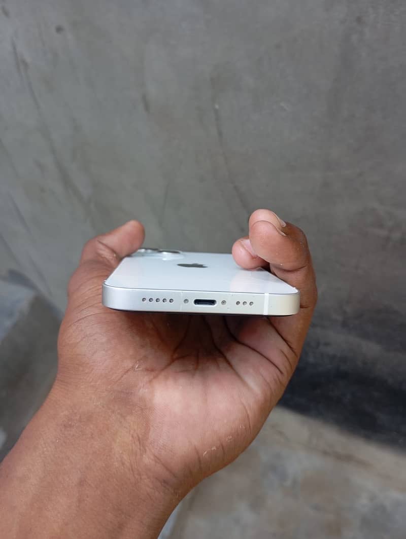 Apple iPhone 13 4