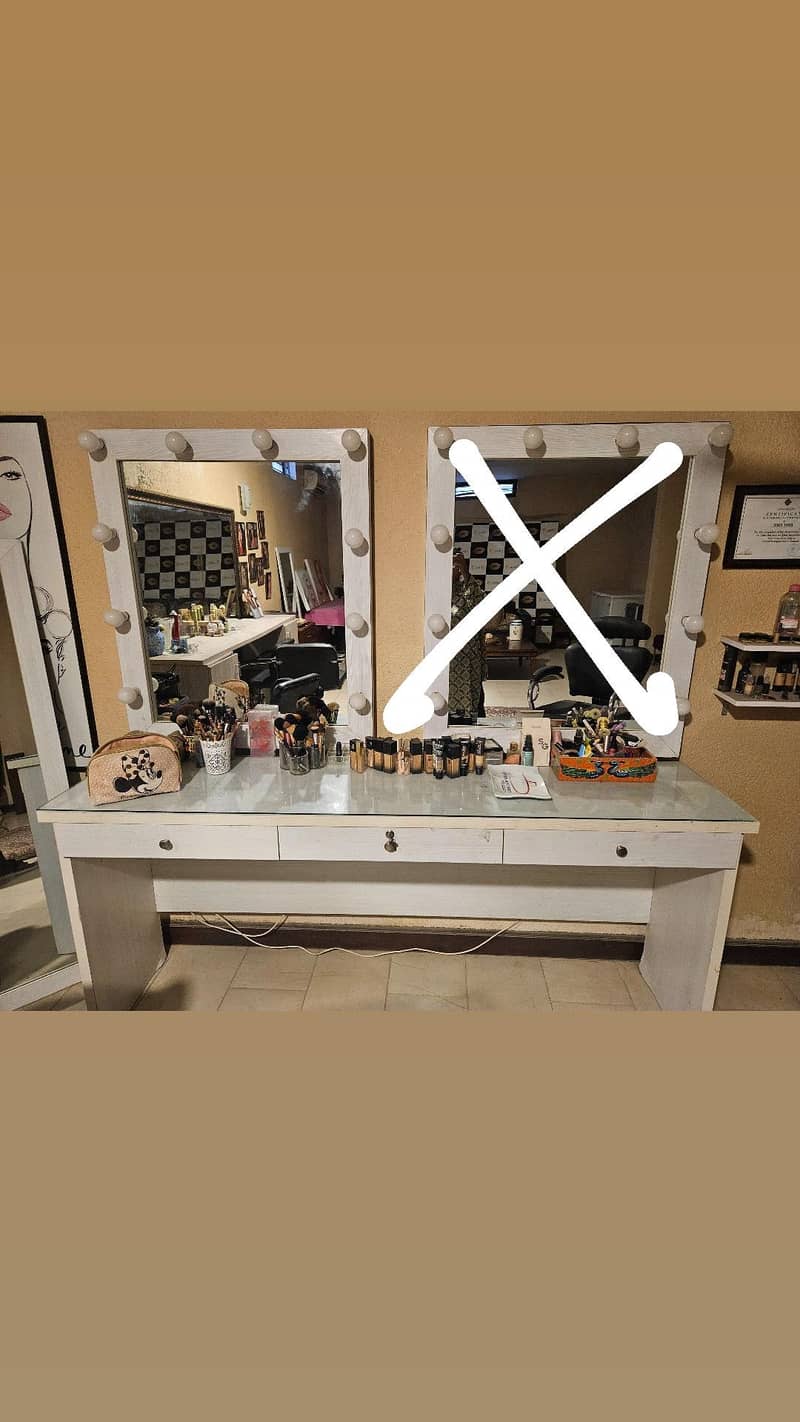 Makeup table and mirror 0