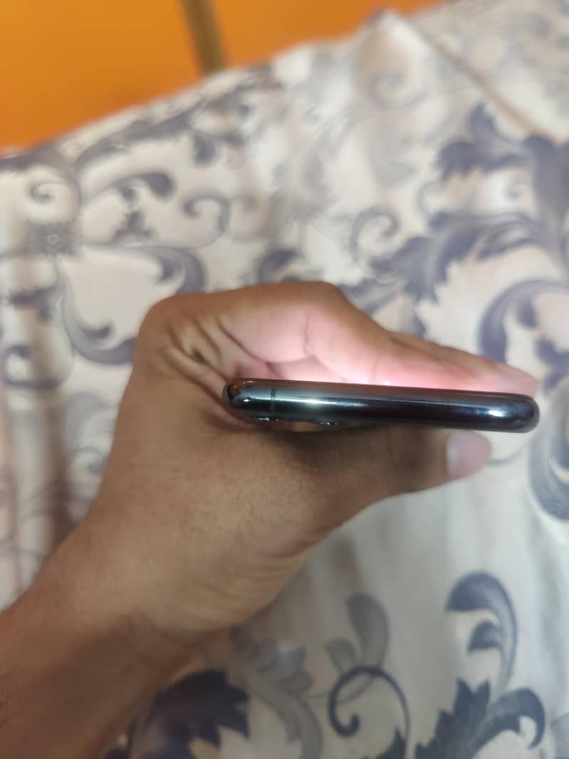 Apple iPhone 11 Pro 4