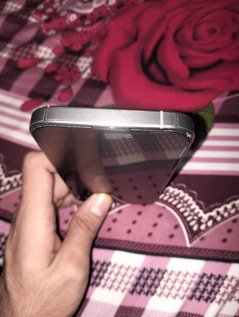 iPhone 15 pro 4