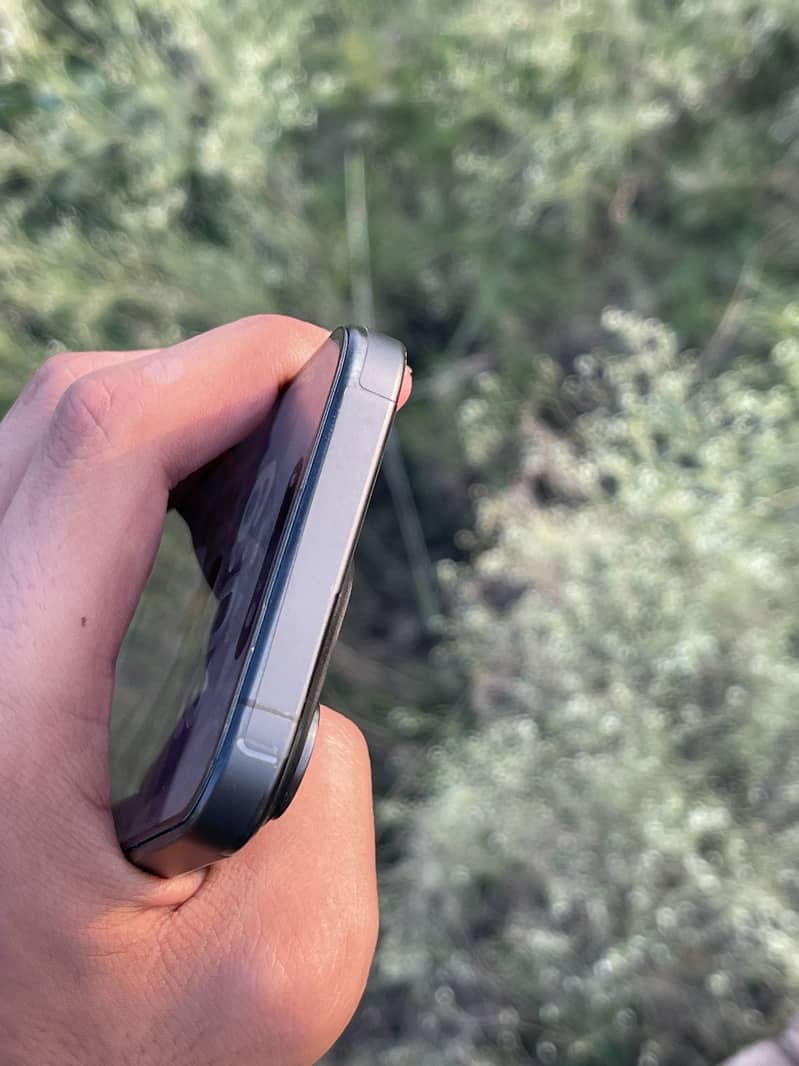 Apple iPhone 15 Pro 4
