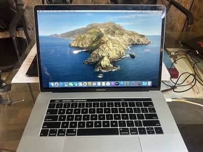 MacBook Pro i7 2018 17 inch For Sale