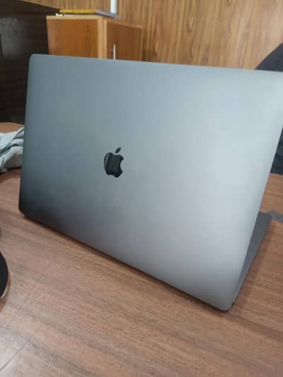 MacBook pro 16inch 10/10 top variant