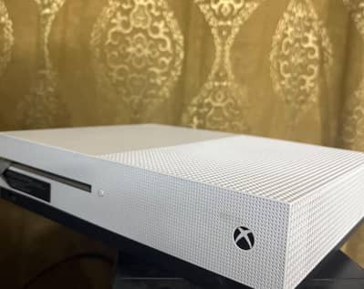 Xbox 1s for sale slightly used in excellent condition