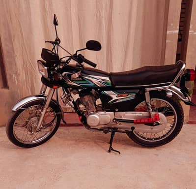 Honda 125 Black in very good condition single handed used bike