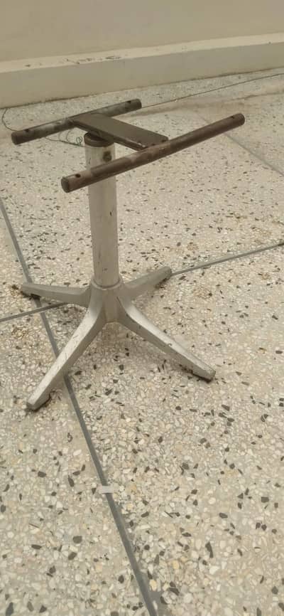 revolving chairs stand