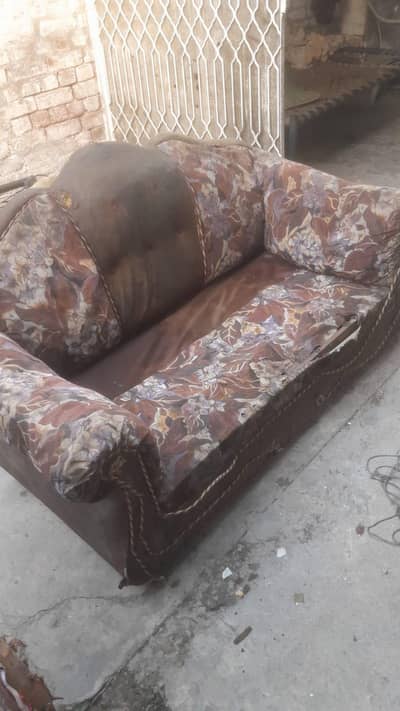 loose mein sofa hai magar lakadi bahut acchi hai jisne dobara repair