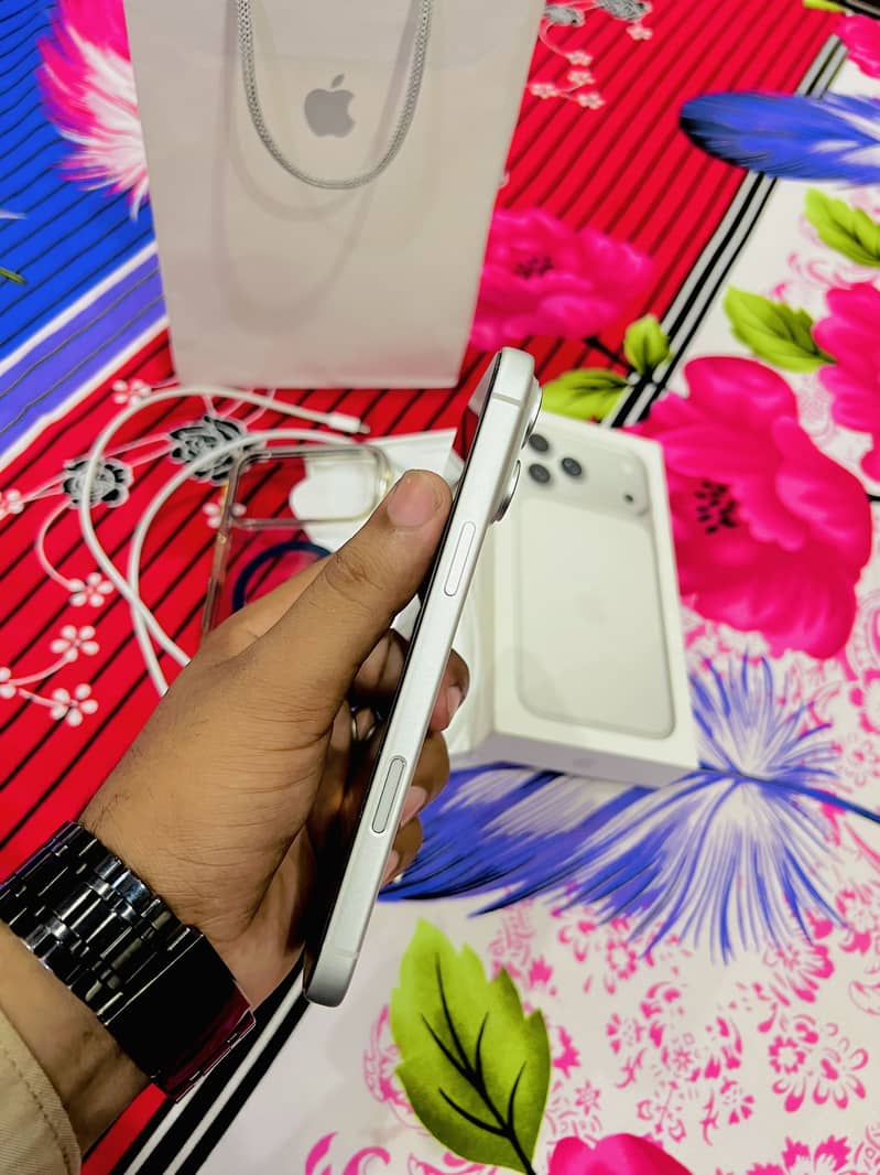 iPhone 17 Pro Max 3