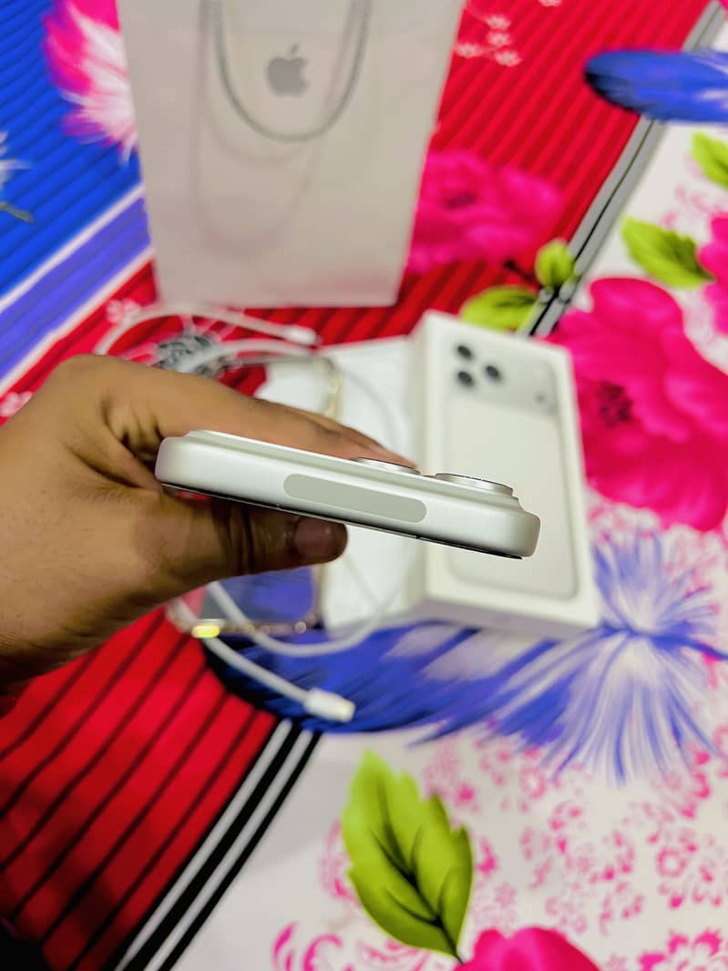 iPhone 17 Pro Max 4