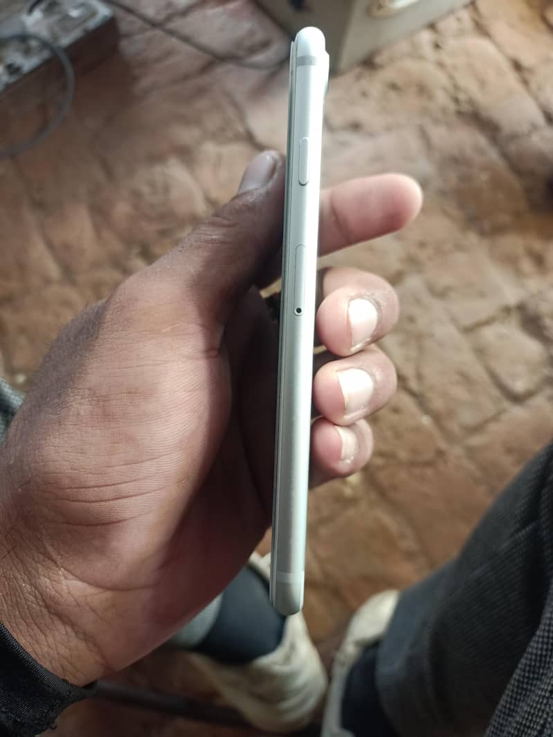 Apple iPhone 7 2